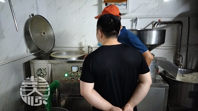 用小型豆腐機生產(chǎn)豆腐現(xiàn)場