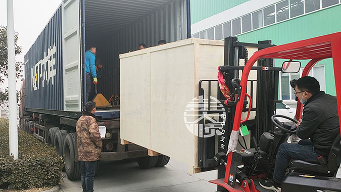 俄羅斯豆腐機(jī)生產(chǎn)線設(shè)備裝車現(xiàn)場