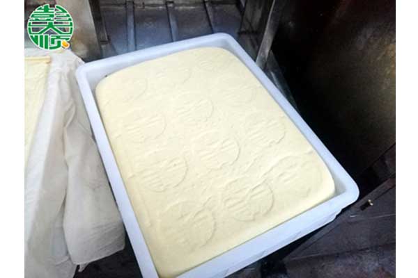 全自動(dòng)豆腐機(jī)所生產(chǎn)的豆腐