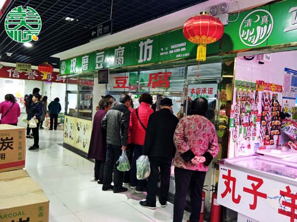 彭大順現(xiàn)磨豆腐坊開業(yè)銷售火爆現(xiàn)場