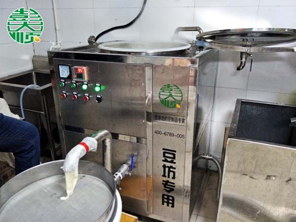 彭大順現(xiàn)磨豆腐坊透明化生產(chǎn)，現(xiàn)做現(xiàn)賣