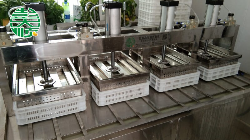 呼和浩特設(shè)備調(diào)試及豆制品生產(chǎn)現(xiàn)場(chǎng)