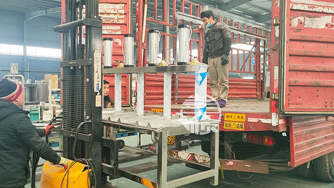 河南南陽豆腐機設備裝車現場